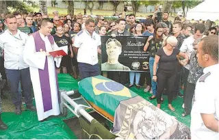  ?? FERNANDA DIAS ?? Corpo do subtenente Marcílio de Melo, vítima de tentativa de assalto na segunda, foi enterrado ontem