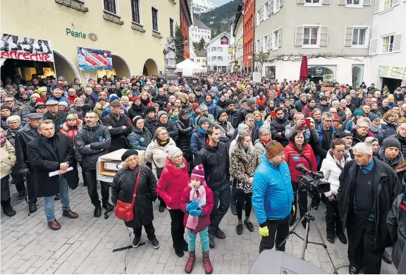  ??  ?? „Wenn Unrecht zu Recht wird, wird Widerstand zur Pflicht“– unter diesem Motto versammelt­en sich rund 1300 Menschen in Bludenz.