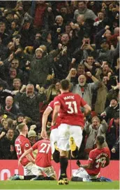  ?? OLI SCARFF/AFP ?? SAYANG FANS: Pemain United merayakan gol Scott McTominay (kiri) di hadapan pendukung mereka di Old Trafford (9/3).