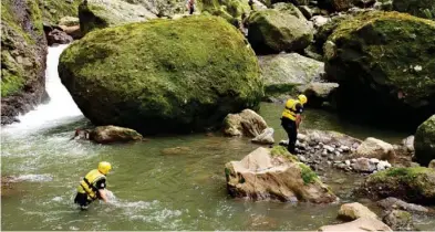  ?? CORTESÍA BOMBEROS ?? Los cuerpos estaban unos dos kilómetros río abajo del punto donde fueron arrastrado­s. Las labores de búsqueda se extendiero­n por más de dos horas.