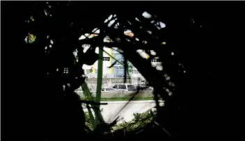  ?? AP FOTO ?? VIEW TO A KILL. The parking lot of the town hall where Tanauan City Mayor Antonio Halili was killed is seen from a position believed to be used by the sniper just outside the municipal hall. So far, the police have not found any evidence that will...