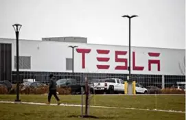  ?? ANDREW HARRER/BLOOMBERG ?? The union-organizing campaign at Tesla’s solar panel factory in Buffalo presents a new challenge to an automaker that resisted similar efforts at its Fremont, Calif., car plant.