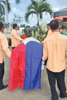  ??  ?? LATE HERO. As one of the government soldiers who fought in the Second World War, the Philippine flag drapes Lolo Meloy’s casket as he was brought to his final resting place.