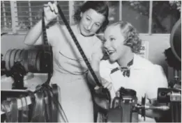  ?? Foto: NTB scanpix ?? Etter å ha vunnet ti VM-gull og tre OL-gull skrev Sonja Henie (t.h.) kontrakt med filmselska­pet 20th Century Fox. Her studerer Henie en prøvefilm av seg selv sammen med klipper Barbara McLean.