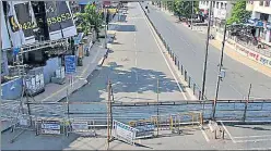  ?? RAVINDRA JOSHI/HT ?? Pune’s Jawaharlal Nehru road wears a deserted look amid the nationwide lockdown to curb the n
Covid-19 spread.