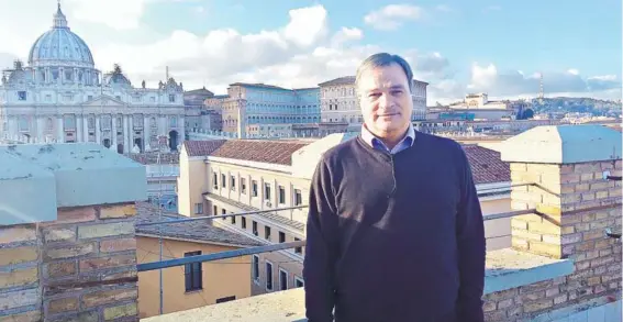  ??  ?? ► El sacerdote Antonio Delfau en la terraza del último piso de la Curia general jesuita en Roma.