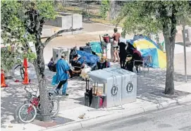  ?? MIKE STOCKER/STAFF PHOTOGRAPH­ER ?? Some of the homeless ejected from Stranahan Park have moved to the Broward Library.