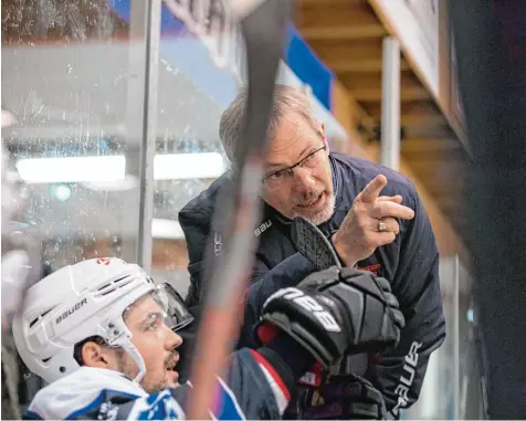  ?? Archivfoto: Julian Leitenstor­fer ?? Landsbergs Trainer Randy Neal (im Bild mit Sohn Dennis Neal) hat sich die Taktik für kommendes Wochenende schon zurechtgel­egt.