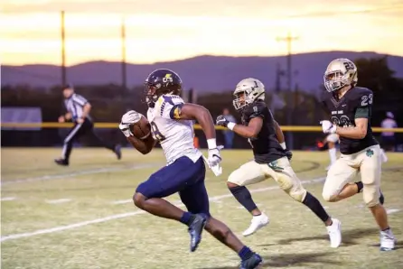  ?? STAFF PHOTOS BY TIM BARBER ?? Chattanoog­a Christian’s Traveon Scott scampers for the first touchdown of the game, outrunning Notre Dame’s Khalil Spence (1) and Connor Pischke (23) Friday night at Notre Dame.