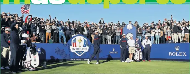  ??  ?? EXPECTACIÓ­N. Cientos de aficionado­s siguieron ayer la primera sesión de prácticas de Tiger Woods en Le Golf National, cercano al palacio de Versalles.