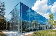  ?? Foto: Hendrik Schmidt, dpa ?? Wer hineinblic­kt, sieht, was draußen vor sich geht: die Glasfassad­e des neuen Museums in Dessau.