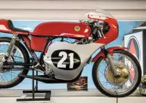  ??  ?? Water-cooled Bultaco TSS125 has TT racing history