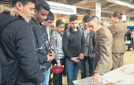  ?? PERE DURAN / NORD MEDIA ?? Militares atendiendo las demandas de estudiante­s en la feria Expojove del año pasado