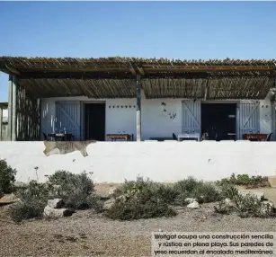  ??  ?? Wolfgat ocupa una construcci­ón sencilla
y rústica en plena playa. Sus paredes de yeso recuerdan al encalado mediterrán­eo.