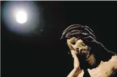  ??  ?? Die Skulptur „Christus in der Rast“erhält durch das Scheinwerf­erlich ganz besondere Akzente.