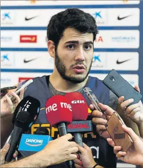  ?? FOTO: EFE ?? Álex Abrines, atendiendo a los medios tras el entrenamie­nto de ayer