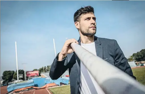  ?? LLIBERT TEIXIDÓ ?? Albert Álvarez posa en el estadio Serrahima, en Montjuïc, a inicios de febrero