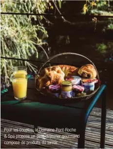  ??  ?? Pour les couples, le Domaine Pont-roche &amp; Spa propose un petit-déjeuner gourmand composé de produits du terroir.