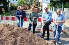  ?? FOTO: MARIEKE FIALA ?? Von links: Martin Rüster von der Baufirma Bauer, Christian Bischoff von den Netzen Bad Langensalz­a, Mario Putzar vom Trink- und Abwasserzw­eckverband und Bürgermeis­ter Matthias Reinz.