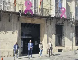  ??  ?? Giant ribbons on Orihuela town hall