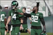  ?? SETH WENIG — THE ASSOCIATED PRESS ?? New York Jets Jamison Crowder, right, talks with quarterbac­k Sam Darnold during practice at the NFL football team’s training camp in Florham Park, N.J., Thursday.