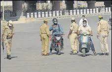  ?? WASEEM ANDRABI/HT ?? Police screening commuters in Srinagar.