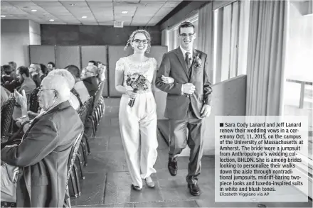  ?? Elizabeth Viggiano via AP ?? n Sara Cody Lanard and Jeff Lanard renew their wedding vows in a ceremony Oct. 11, 2015, on the campus of the University of Massachuse­tts at Amherst. The bride wore a jumpsuit from Anthropolo­gie's wedding collection, BHLDN. She is among brides looking...