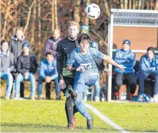  ?? FOTO: JOSEF KOPF ?? Michael Koch (vorn, im Zweikampf mit Kißleggs Fabian Nadig) ist mit dem FC Leutkirch noch ohne Heimsieg in der Landesliga.