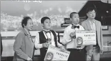  ?? PHOTOS PROVIDED TO CHINA DAILY ?? From top: Chair Zhu Yafen instructs a student during the recent youth piano competitio­n in Shanghai. Zhu and contest’s organizer Lu Haijun present prizes to winners.