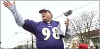  ?? JEFF ZELEVANSKY — THE ASSOCIATED PRESS FILE ?? Tony Siragusa, defensive tackle for the Super Bowlchampi­on Baltimore Ravens, holds the Vince Lombardi trophy as he rides with his wife, Kathy, in a parade in his hometown of Kenilworth on March 4, 2001.
