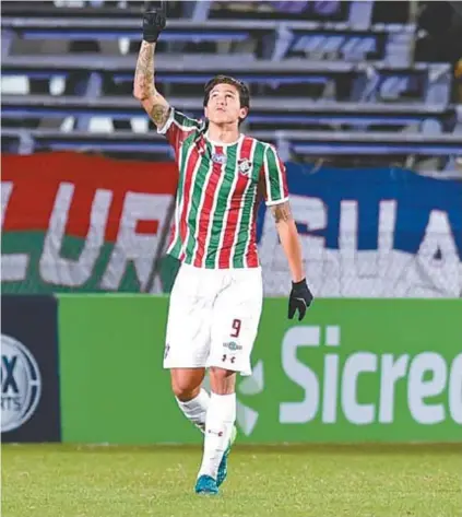  ??  ?? Pedro ergue a mão ao festejar o gol da vitória tricolor em lance de categoria: 19 bolas na rede na temporada