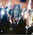  ?? Foto: dpa ?? Demonstran­ten auf Malta zeigen Bilder der ermordeten Journalist­in.