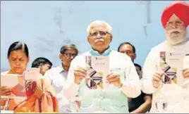  ?? HT PHOTO ?? Union Minister for drinking water and sanitation Uma Bharti, Haryana CM Manohar Lal Khattar and Union minister of state for drinking water and sanitation SS Ahluwalia during the launch of 'Gobardhan’ scheme in Karnal on Monday.