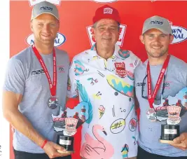  ?? Photo: Heinrich Sauer ?? Winners of the 2023 Trans Agulhas Challenge, Eben de Bod and Gerhard Fernhout, with Peter Nordejee (centre) from Six Gun Grill.