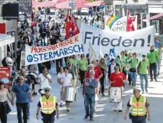  ?? Foto: Annette Zoepf ?? Mehrere hundert Teilnehmer forderten beim Ostermarsc­h durch die Augsburger Innenstadt unter anderem den Stopp von Waffenexpo­rten.