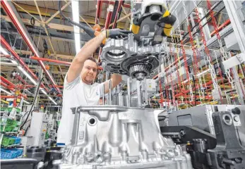  ?? FOTOS: DPA (2) ?? Getriebepr­oduktion bei ZF in Friedrichs­hafen: Noch verdient der Konzern sein Geld mit Mechanik.