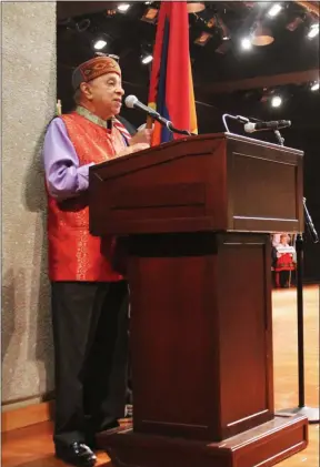  ?? LAUREN HALLIGAN - MEDIANEWS GROUP FILE ?? Event chairman Manoj Ajmera speaks at the 2018 Festival of Nations in Albany.