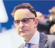  ?? FOTO: DPA ?? Bernhard Günther, damaliger Finanzvors­tand von Innogy, auf der Hauptversa­mmlung von Thyssen-Krupp: Mehr als vier Jahre nach dem Säureansch­lag auf den Energieman­ager in Haan bei Düsseldorf beginnt nun der Prozess.
