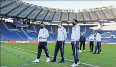  ??  ?? Los jugadores de la Lazio esperaron ayer sobre el césped del Olímpico de Roma al Torino.