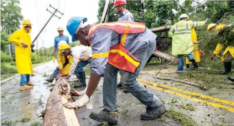  ?? DENNIS RIVERA ?? Brigadas trabajan a todo vapor a lo largo del territorio nacional para traer la normalidad a las principale­s vías de acceso.