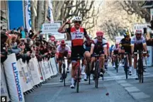  ??  ?? 5 5 Degenkolb, providenci­al. El triunfo en la jornada final del alemán de Trek-Segafredo impidió a Simon Clarke llevarse la vuelta.