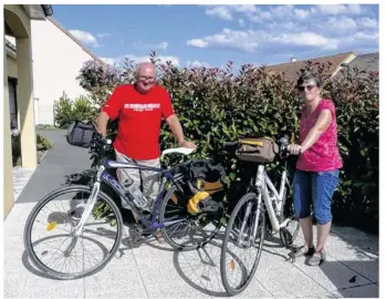  ??  ?? Jean-Yves et Martine sont de fervents adeptes du cyclotouri­sme.