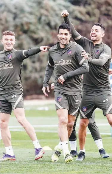  ?? Courtesy: Twitter ?? Atletico Madrid’s players share light moments during a training session ahead of their Spanish League match against Real Madrid.