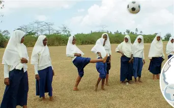  ??  ?? Le squadre di calcio impegnate nel campionato femminile a Zanzibar