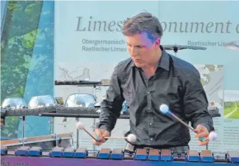  ?? FOTO: MARTIN BAUCH ?? Mit einem außergewöh­nlichen Konzert hat der junge Percussion­ist Dominik Englert sein Publikum im Glashaus des Limestors in Dalkingen beeindruck­t.