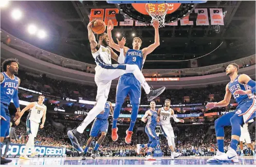  ??  ?? POSICIÓN. Los Sixers están en posición de arrebatarl­e la cuarta plaza del Este a los Cavaliers y tener ventaja de campo en una serie de playoffs.