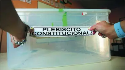  ?? EFE ?? Las últimas encuestas señalan que un 55% de los chilenos se opone al nuevo texto constituci­onal