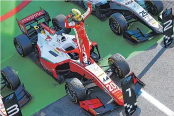  ?? FOTO: HOCH ZWEI/IMAGO IMAGES ?? In der Formel 2 ganz oben, bei Ferrari und den Tifosi hoch im Kurs: Mick Schumacher, hier nach seinem umjubelten Sieg in Monza.