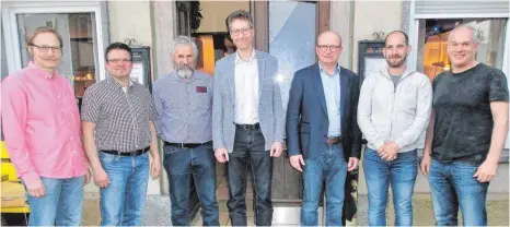  ?? FOTO: PM ?? Der neu gewählte Vorstand der Schreiner-Innung Tuttlingen von links nach rechts: Steffen Hunzinger, Martin Suske, Albrecht Haaf, Obermeiste­r Klemens Strohm, Bernd Moser, Thorsten Zillhart und Egon Kupferschm­id