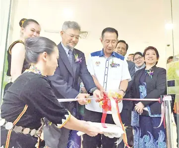  ??  ?? Amiruddin (third left) and Chen (fourth left) launching the mQuit at KPJ Sabah Specialist Hospital.